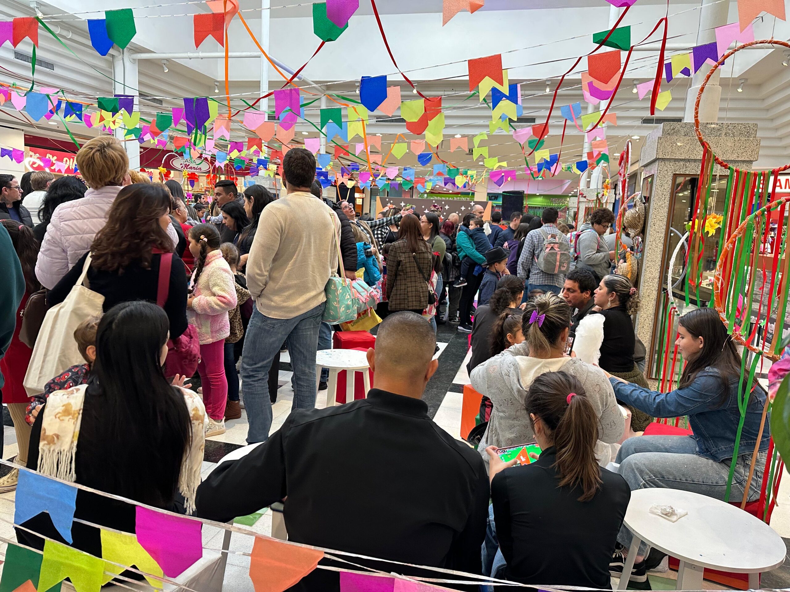Arraiá Julino Solidário leva brincadeiras, música e feira de empreendedores ao Canoas Shopping