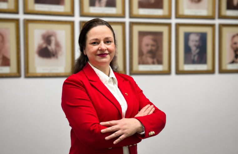 Sociedade Polônia elege primeira mulher para a presidência em 130 anos de história
