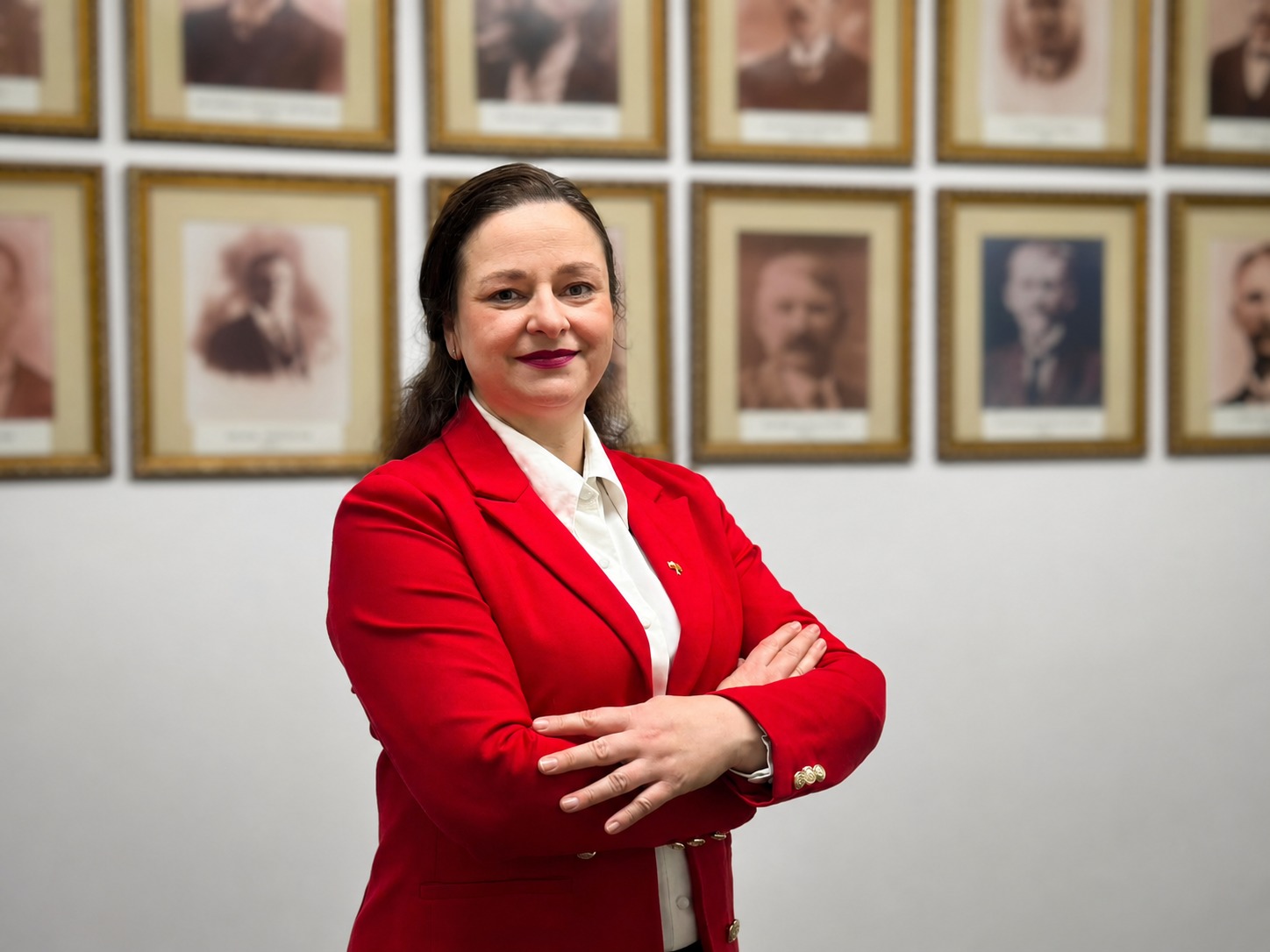 Sociedade Polônia elege primeira mulher para a presidência em 130 anos de história
