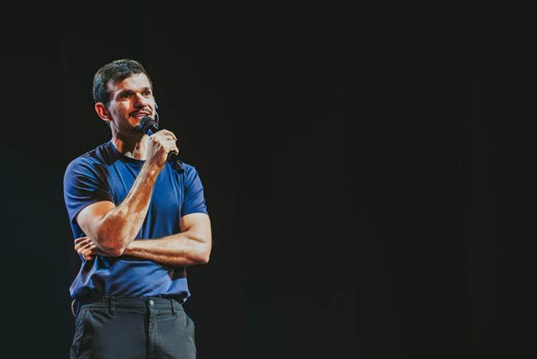 Teatro do Bourbon Country recebe show de comédia do Padre Patrick