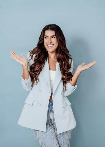 Luana Zucoloto retorna a Porto Alegre com sessão única de “Esse Show Poderia Ser um E-mail”