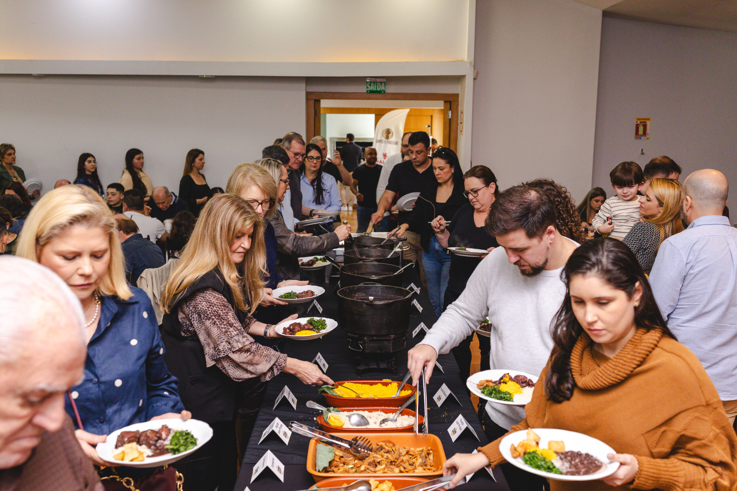 Feijoada Beneficente do SETCERGS reúne empresários, famílias e convidados em uma tarde de solidariedade