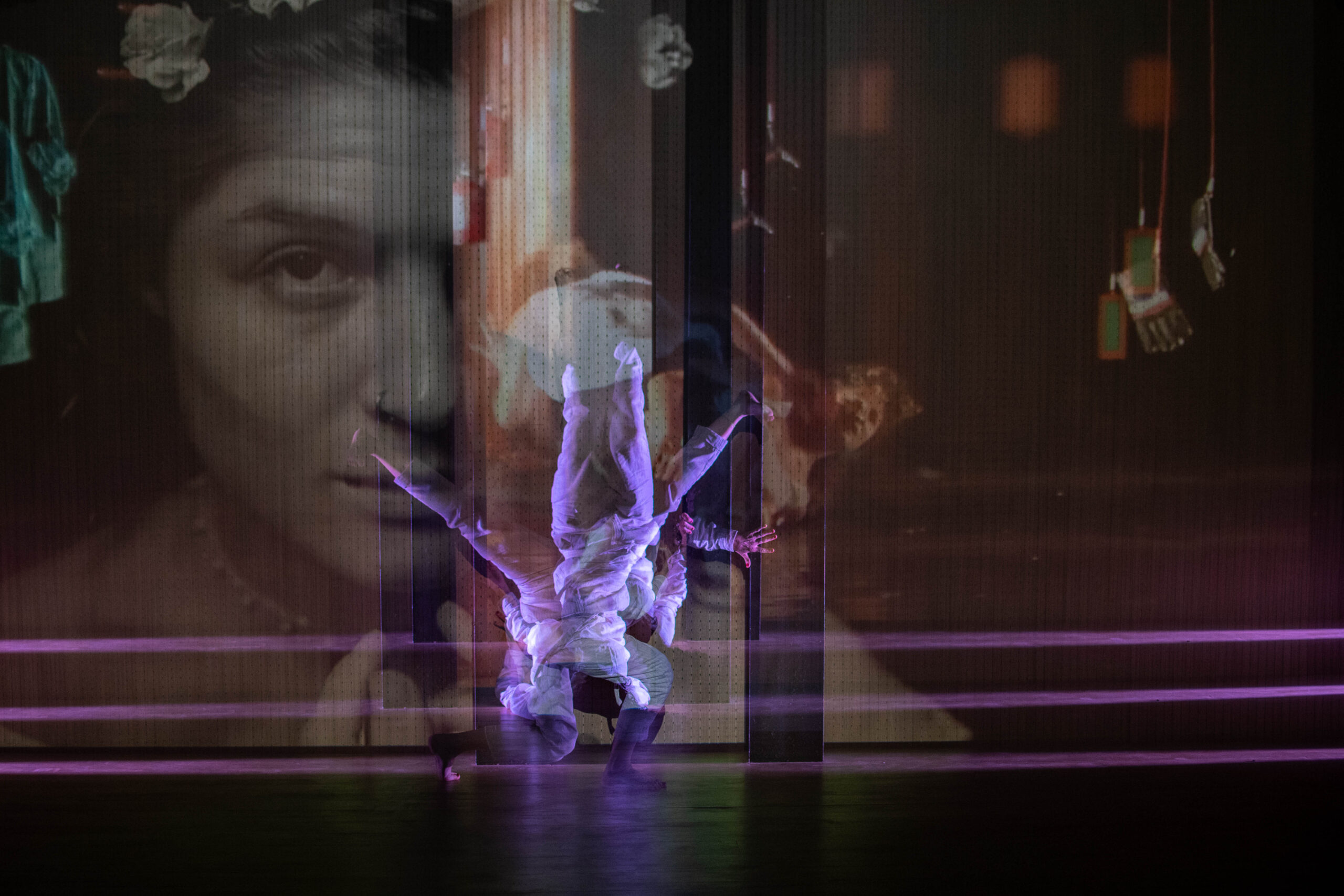 A performance Manifesto de Uma Mulher de Teatro chega ao Humaitá, dia 27 de agosto, dentro do projeto de circulação que está percorrendo bairros populares