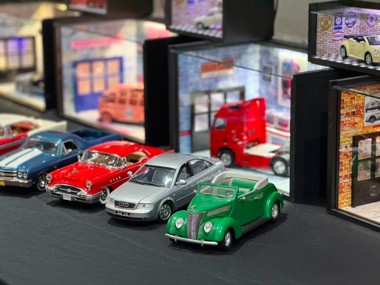 Exposição reúne carros clássicos, miniaturas e ação solidária no Canoas Shopping