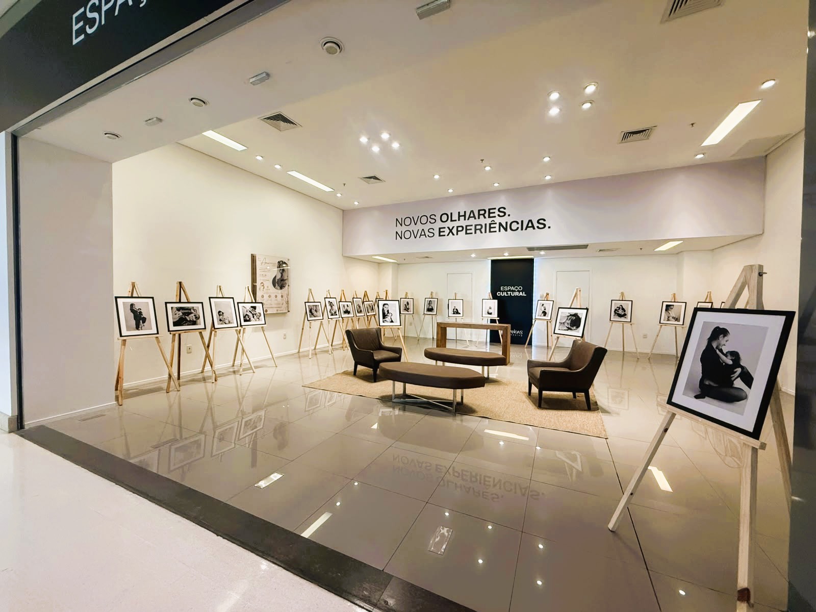Exposição celebra a maternidade e incentiva a conscientização sobre o aleitamento materno no Canoas Shopping