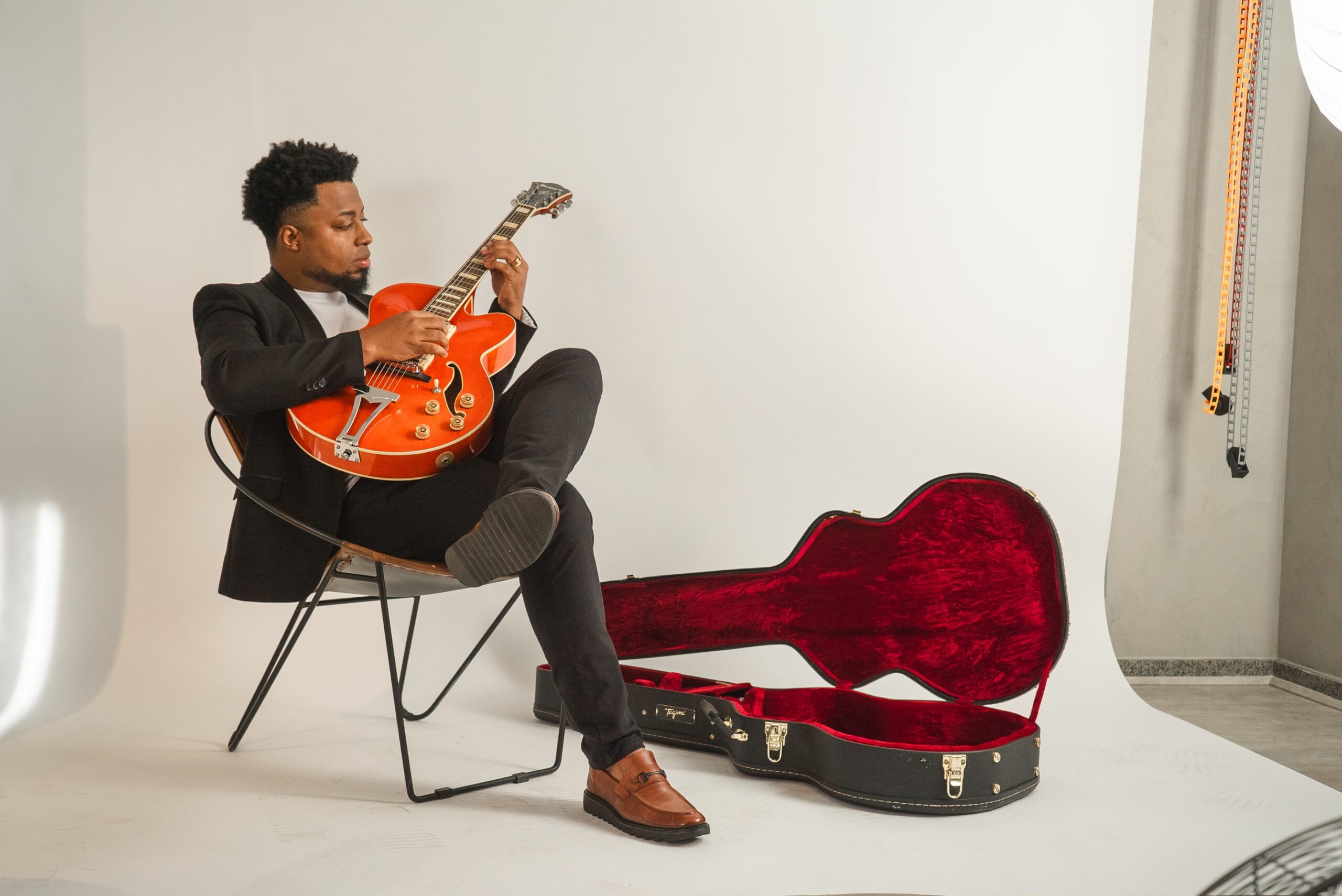 Músico mineiro Jimi Oliver celebra a obra instrumental de George Benson no 373 em Porto Alegre