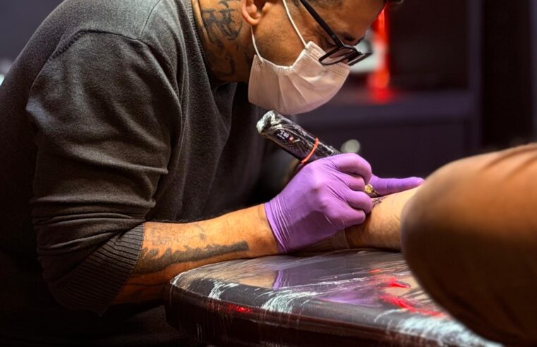 Campanha Doar é Arte transforma tatuagem em incentivo à doação de sangue em Porto Alegre