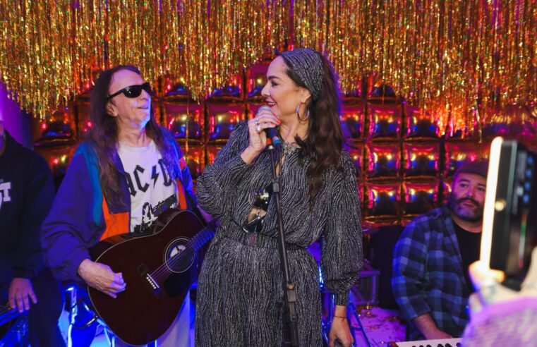 Jaque Pegoraro celebra aniversário do EU TENHO VISTO com festa inspirada nos anos 70, 80 e 90