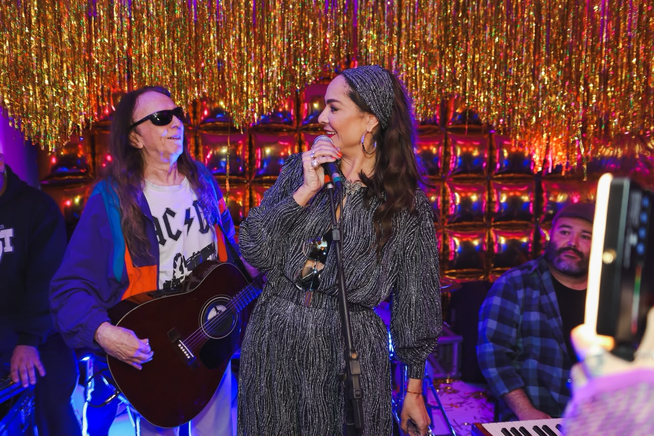 Jaque Pegoraro celebra aniversário do EU TENHO VISTO com festa inspirada nos anos 70, 80 e 90