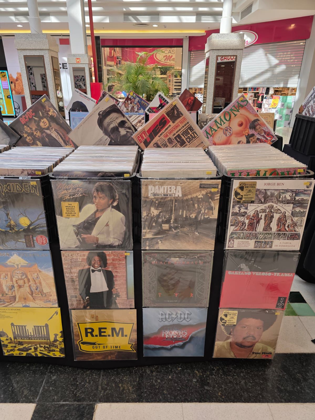 Feira de Vinil reúne discos, CDs, fitas K7 e toca-discos no Canoas Shopping