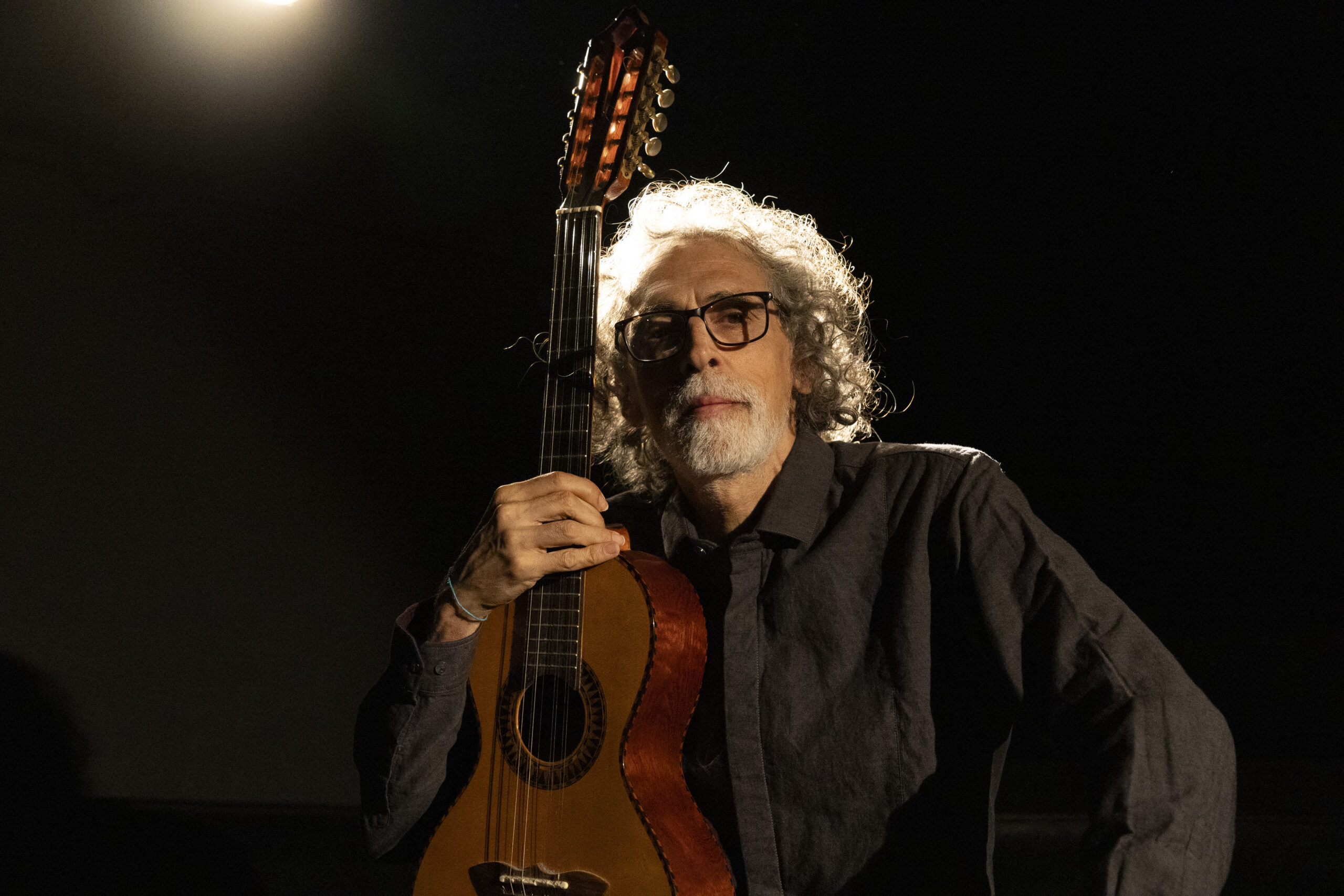 Cau Karam explora os múltiplos timbres da viola brasileira de dez cordas em novo álbum