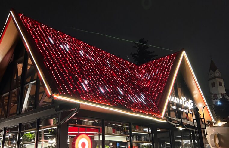 Quiero Café Gramado apresenta decoração de Natal com árvore de Natal de três metros e Iluminação externa especial