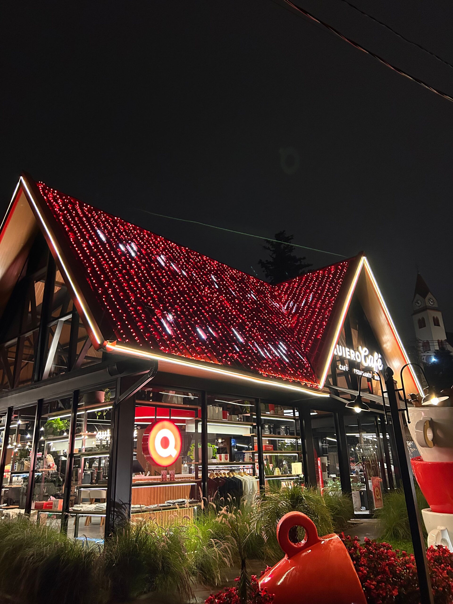 Quiero Café Gramado apresenta decoração de Natal com árvore de Natal de três metros e Iluminação externa especial