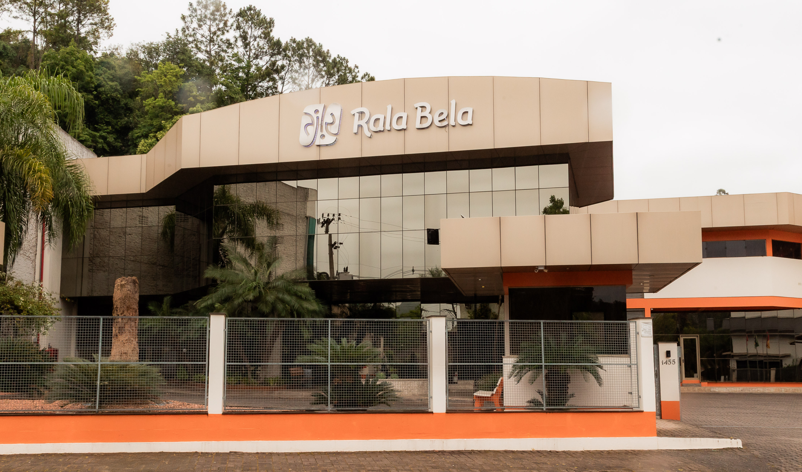 Rala Bela celebra 34 anos com trajetória ligada à moda, bem-estar e movimento